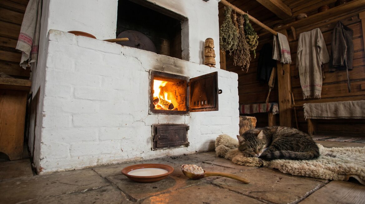 Кудесы и День Домового: печь в избе, блюдце угощения и домашний огонь